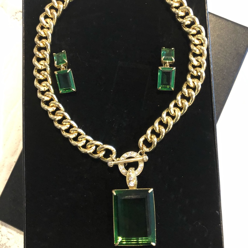 Beautiful Heidi dais necklace and earrings.